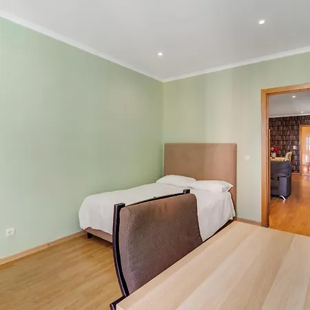 Spacious In Lisbon's Historic Centre 65 M² Parking *